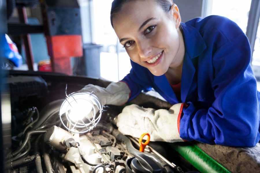 Mujer realizando trabajos de mecanica