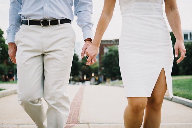 Pareja caminando junta para una vida saludable