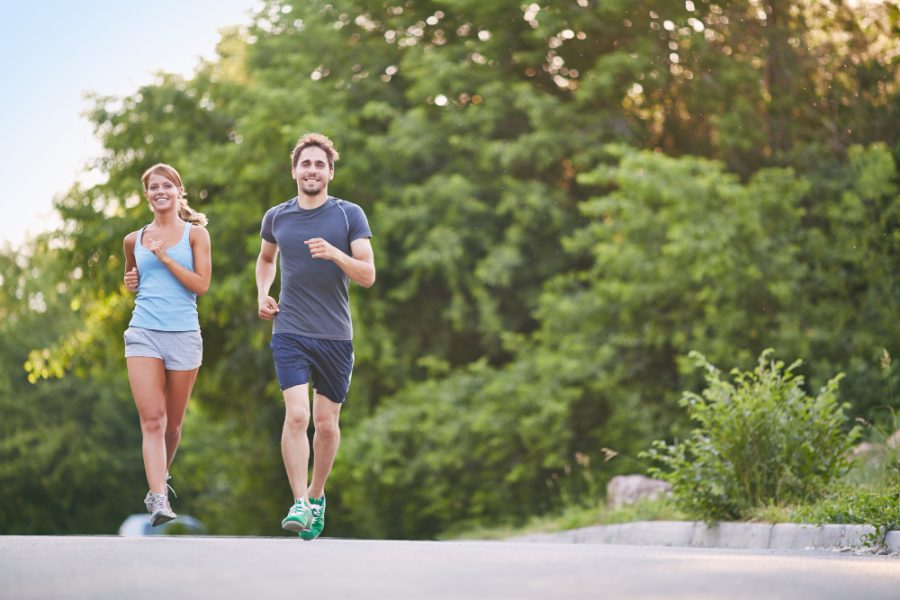 Practica hábitos de deporte en pareja para una vida saludable